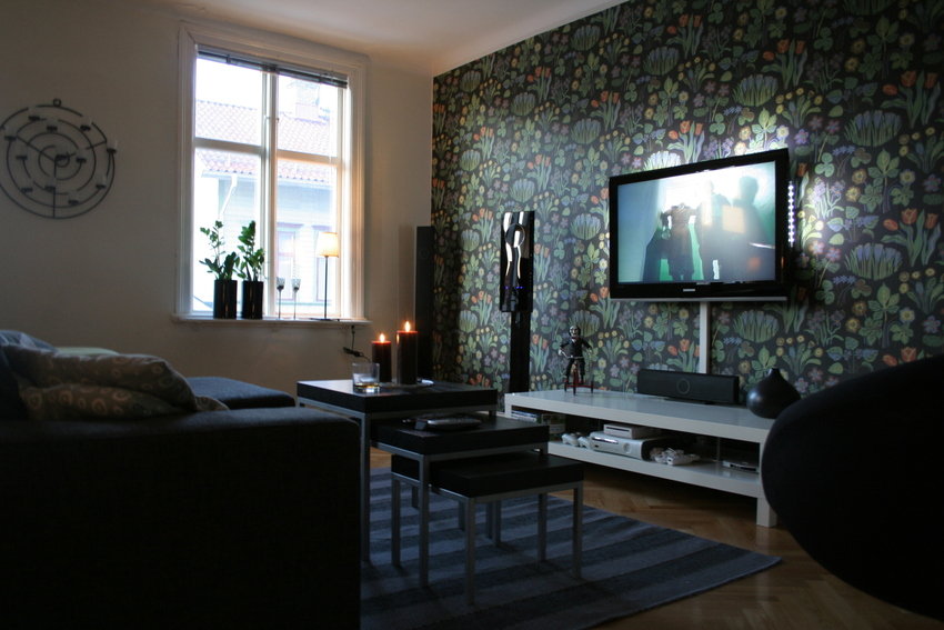 black wallpaper room. wallpaper room designs.