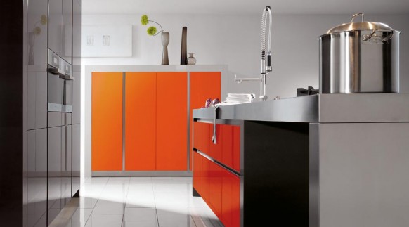 http://www.home-designing.com/wp-content/uploads/2009/07/grifflos-orange-kitchen-582x323.jpg