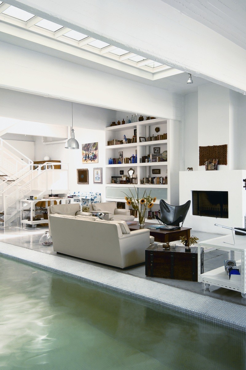 http://www.home-designing.com/wp-content/uploads/2009/12/Indoor-pool-house.jpg