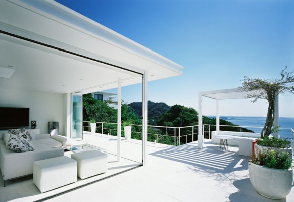 Beautiful House Design Overlooking the Ocean