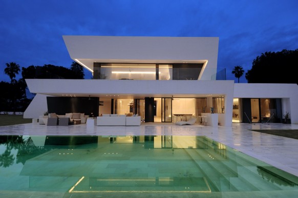 Beautiful All White House With Pool Design 