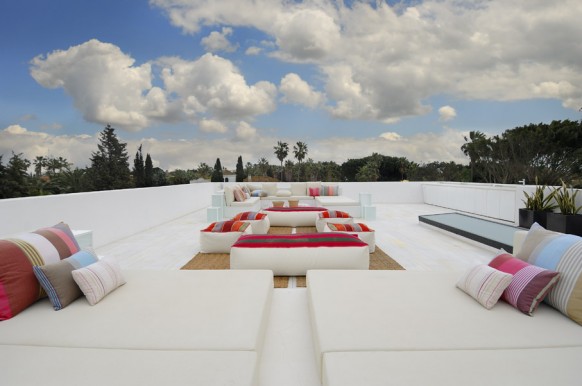 Beautiful All White House With Pool Design 