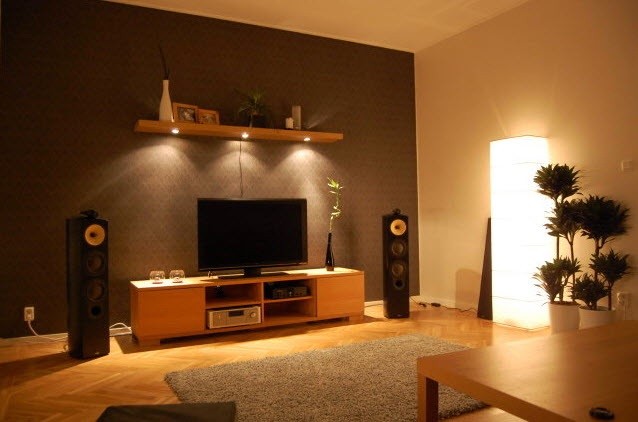 Luxury-vast-living-room-design-with-wooden-furniture-and-soft-lighting