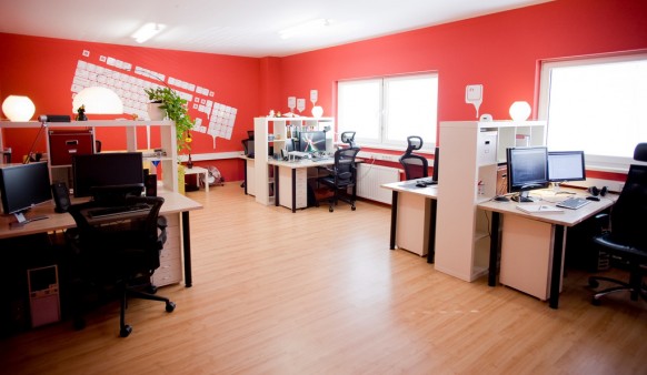 Creative office spaces with red color | NATURAL INTERIOR DESIGN 2010