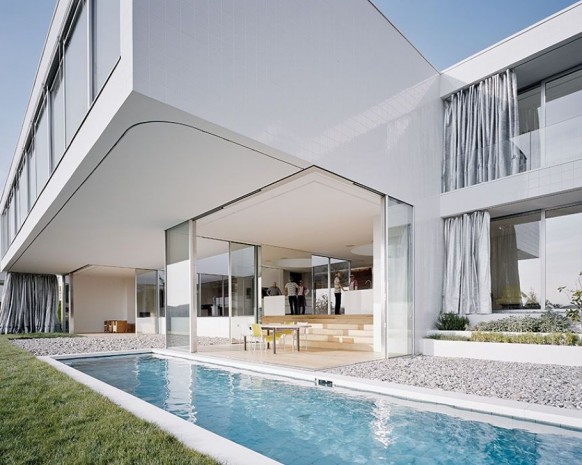 German architecture backyard inground pool 582x465 Paradise in Germany: A Modern Minimalist Dream House