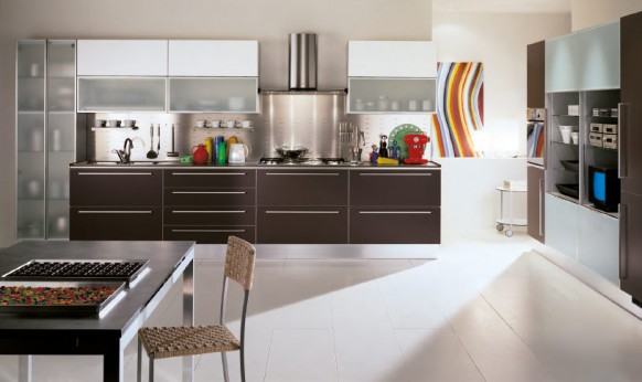 Modern White kitchen colorful accessories 582x346 Modern Style Italian Kitchens from Scavolini