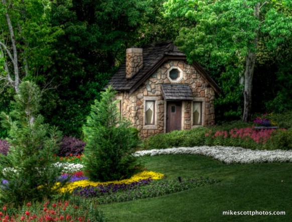 Cottage-in-forrest-house-hansel-and-Gretel-582x443.jpg