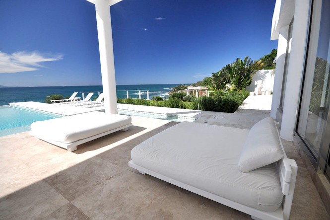 casachina blanaca bed-by-pool