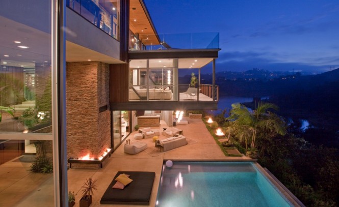 Hollywood cantilevered deck