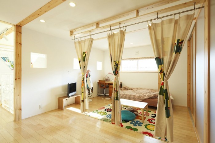While white and neutrals dominate minimalist design, brilliant colors sparingly used can be found as seen in this Japanese child’s bedroom.