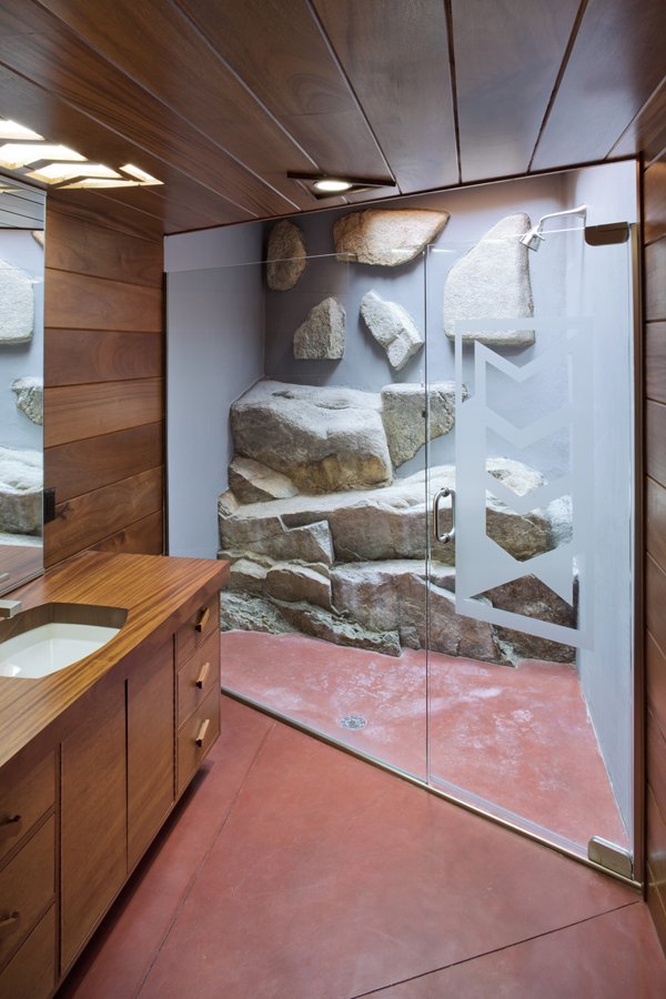 modern lakehouse bathroom
