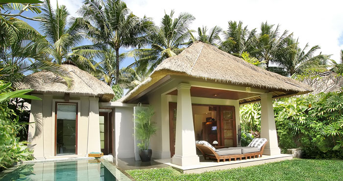 The deluxe villas have small private pools and landscaped yards.