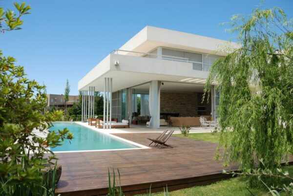 Exterior modern white Agua House Pool and garden