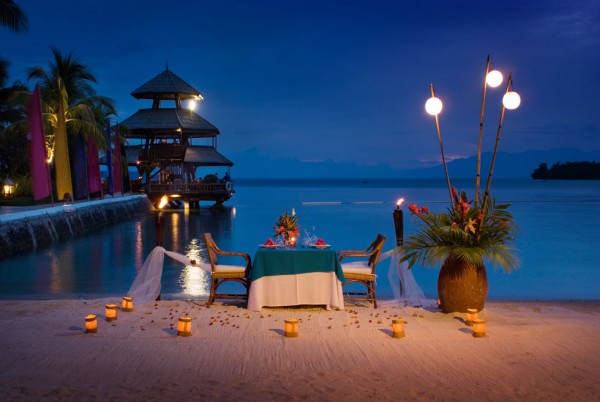 Pearl Farm Hotel moonlit beach dinner 600x402 the most romantic & beautiful places in the world 