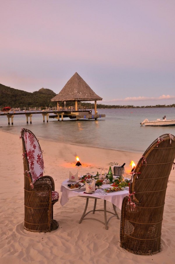 candle lit beach dinner by the lagoon 600x903 the most romantic & beautiful places in the world 