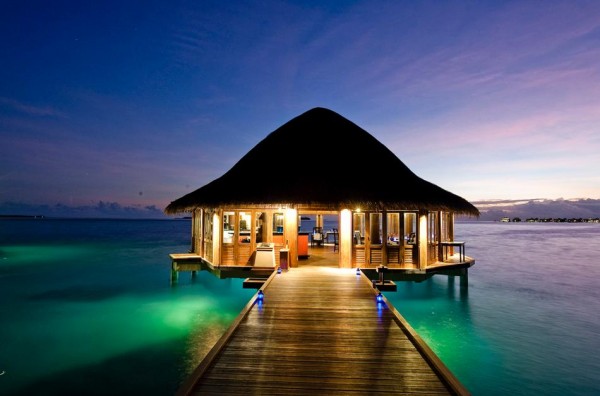 jetty to over water bure dining 600x396 the most romantic & beautiful places in the world 