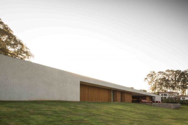 Marcio Kogan's Casa Lee Concrete House- Exterior with manicured lawn