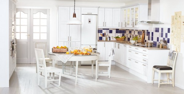 The timeless Lindo oak pure white kitchen will never go out of style. Boasting Swedish blue and white tiles, unique display cabinets and laminate worktops, this space is a home chef's dream.