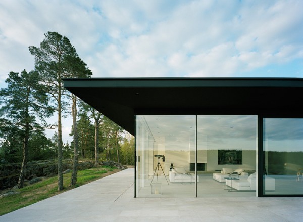 With no distinction between indoors and out, the house's glass walls welcome nature in allowing light to flow through its rooms.