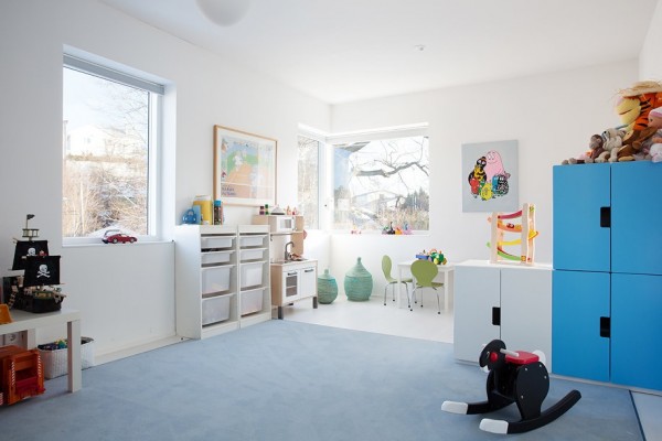 Who says modern has to be unfriendly? This modern kid's room is fun, friendly and welcoming. Lots of play-inspired elements can be found throughout.