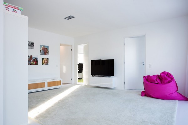 This large entertainment room provides plenty of space to stretch out, play games, watch TV and lounge. The large white carpet keeps the canvas white but adds comfort and warmth to the tile floor.
