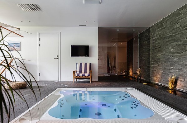 A jacuzzi pool for six provides more than enough room to stretch out and relax. A shallow water feature runs the length of the wall providing a natural element.