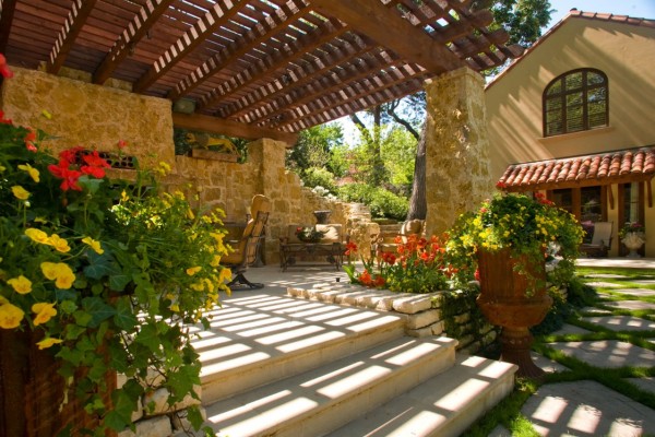 This outdoor space offers a decidedly Old World charm one might see in the Tuscan countryside.