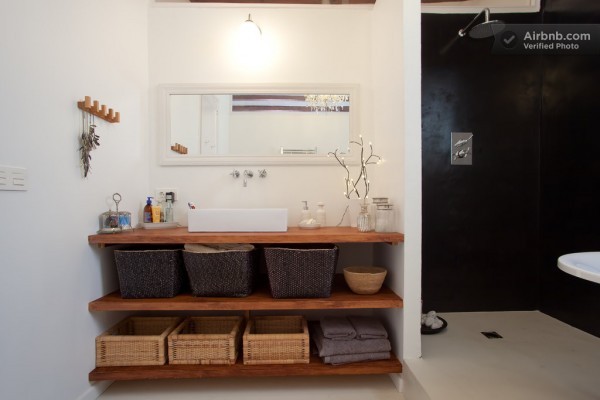 Natural woven storage baskets give a Zen feel to the master bath.