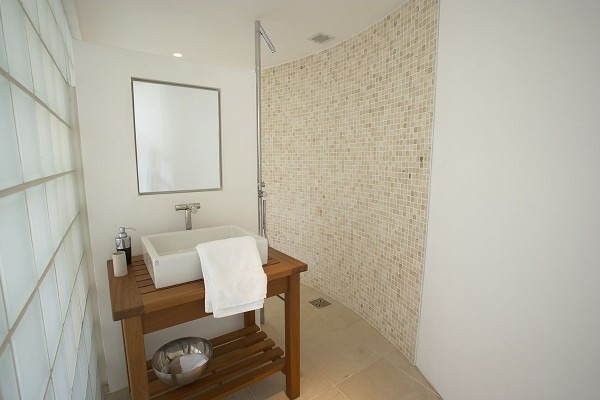 Minimalist Tower Home Master Bathroom 4