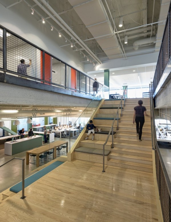 The company wanted to encourage spontaneity in its employees and the design is a testament to that. The main staircase isn't just that; it's a relaxing spot complete with cushioned benches for employees to take a minute to chat during the day. With so many break spots and snack counters, it shows how employee-focused Evernote is and how the design took that methodology into perspective when creating this office space. Impulsive interactions bring about creativity and this office is the ideal place for these interactions to occur.