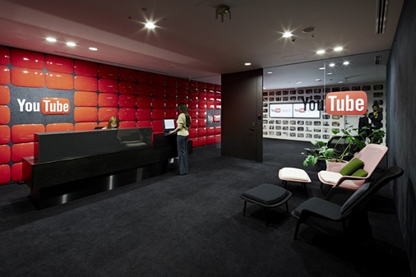 29 youtube logo wall 600x400 Khám phá văn phòng rực rỡ sắc màu của Google tại Nhật Bản
