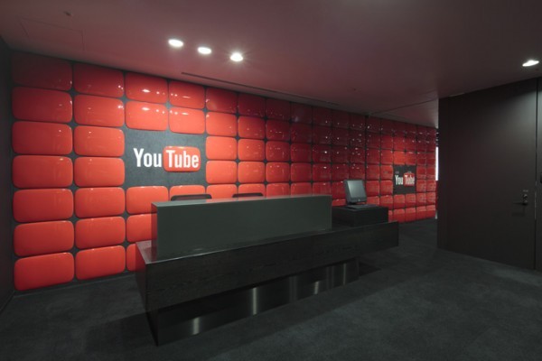 30 Tokyo Youtube Reception Red wall 600x400 Khám phá văn phòng rực rỡ sắc màu của Google tại Nhật Bản