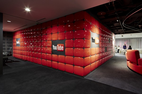 31 red vinyl wall treatement 600x400 Khám phá văn phòng rực rỡ sắc màu của Google tại Nhật Bản