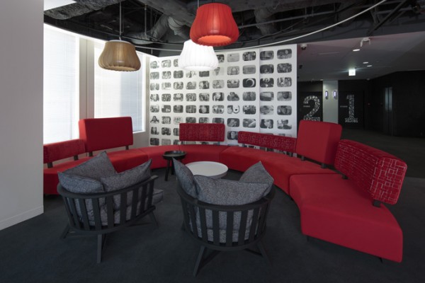 33 comfy meeting area 600x400 Khám phá văn phòng rực rỡ sắc màu của Google tại Nhật Bản