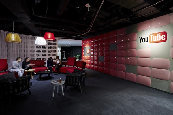 35 open meeting area red 600x399 Khám phá văn phòng rực rỡ sắc màu của Google tại Nhật Bản