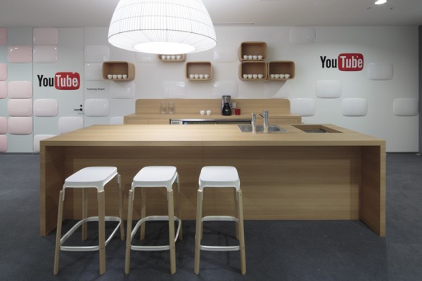36 mini kitchen 600x400 Khám phá văn phòng rực rỡ sắc màu của Google tại Nhật Bản