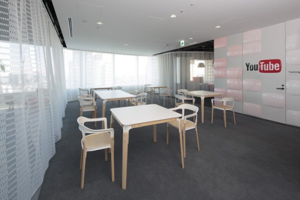 37 Cafeterior 600x400 Khám phá văn phòng rực rỡ sắc màu của Google tại Nhật Bản