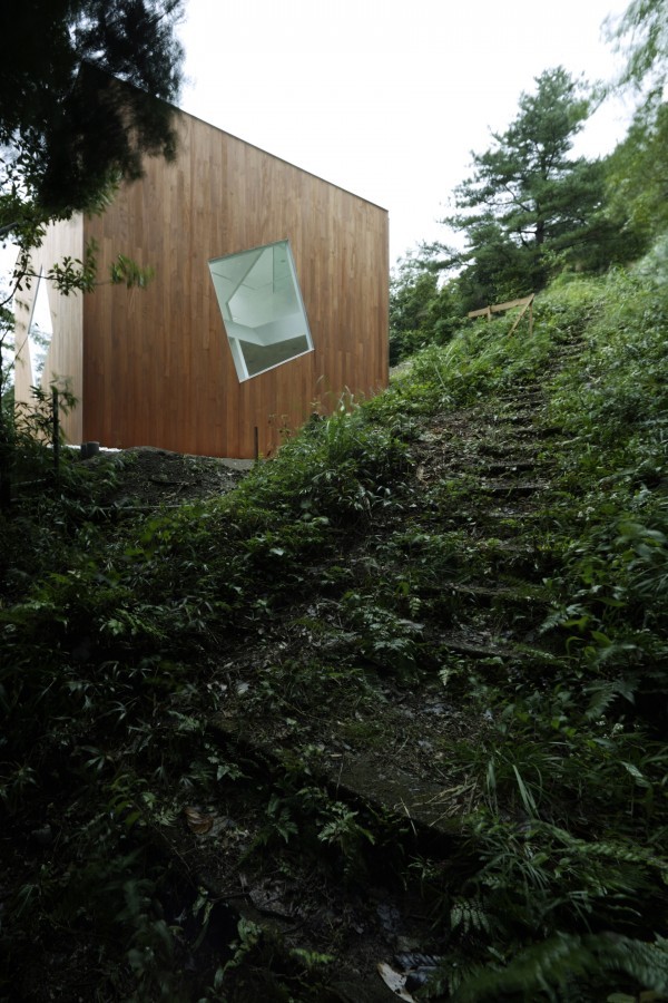 The exterior of the cabin, constructed from rose mahogany, betrays the theme of the design out right. The overall shape is a simple cube while the single window on each wall is a rotated square, which is an idea that carries through every aspect of the interior.