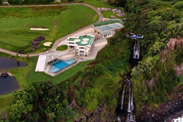 Because life in Hawaii inevitably means hopping from island to island, the rooftop deck is large enough to accommodate helicopter landings for the ultimate in interisland convenience.