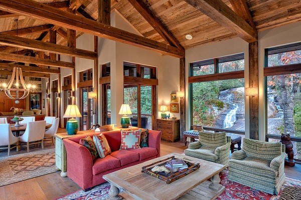 The interior is delightfully woodsy and welcoming. From exposed ceiling beams to hardwood floors and even wooden chandeliers, the outside forest is never far away.