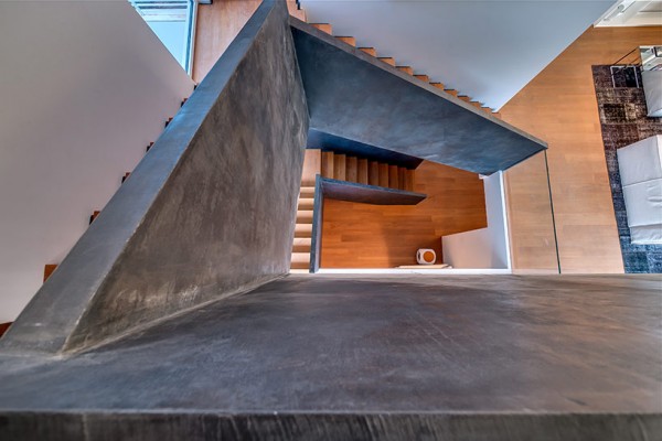 Concrete stair well