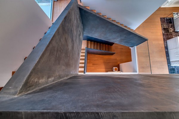 Concrete stair well