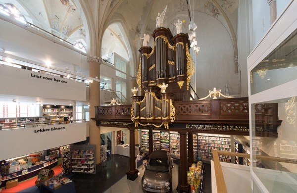 The sleek transformation maintained the commanding majesty of the pipe organ, where the lighting arrangement has been extended to illuminate the gilded decoration.