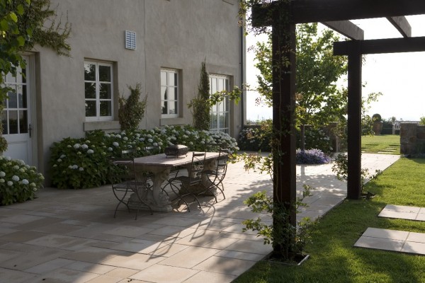 Al fresco dining areas are a lovely way to make use of your outdoor space.