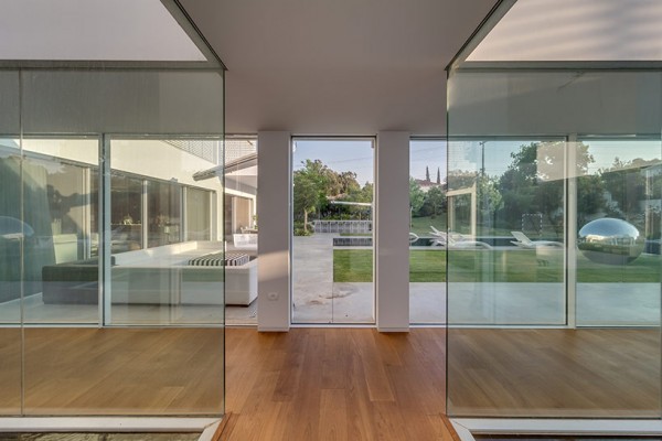 Glass dividing walls