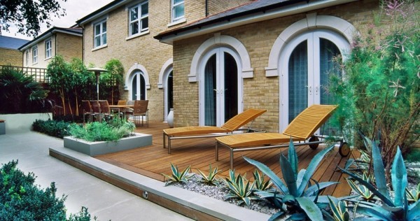 Levels look great on roof gardens too, where decks end to make way for concrete pathways–and don't forget the led lighting to nicely mark the edge, and warn wanderers to watch their step!