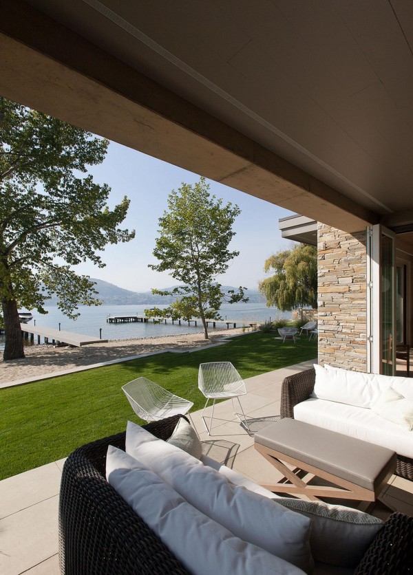 Fully retractable bi-fold doors allow the vacation celebrations to breeze in and out.
