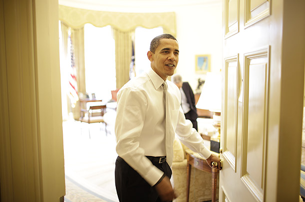 mr obama at the entrance of the oval office