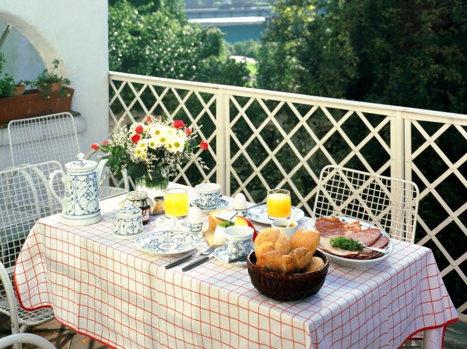 balcony dining