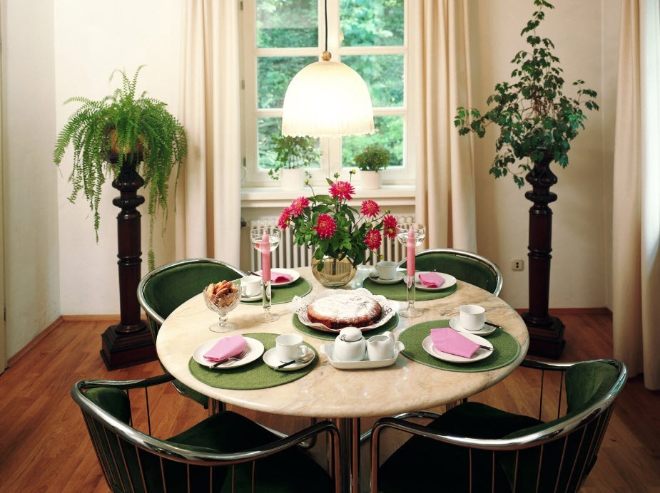 round dining table